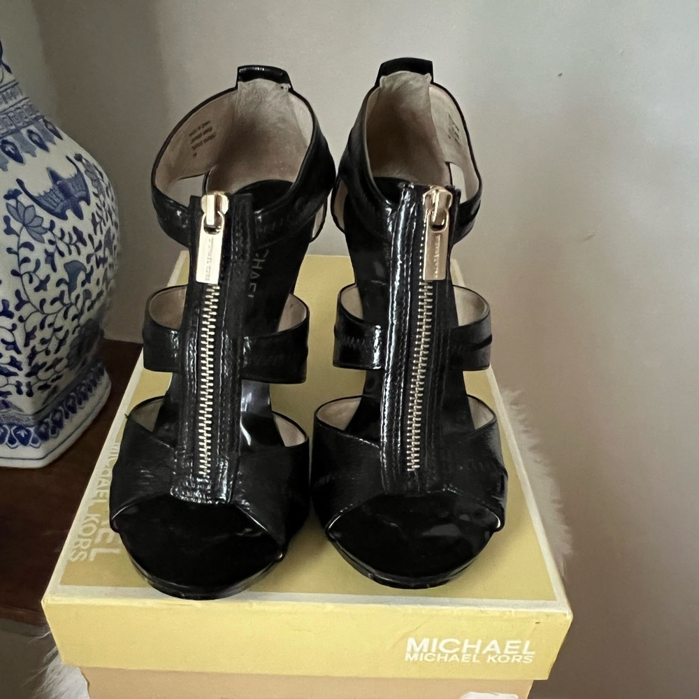 Michael Kors  Berkeley T strap sandals black patent leather